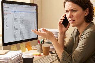 Kolega si bere home office pravidelně v pondělí a pátek. Celý den je nedostupný a práci za něj musemos dohánět my v kanceláři